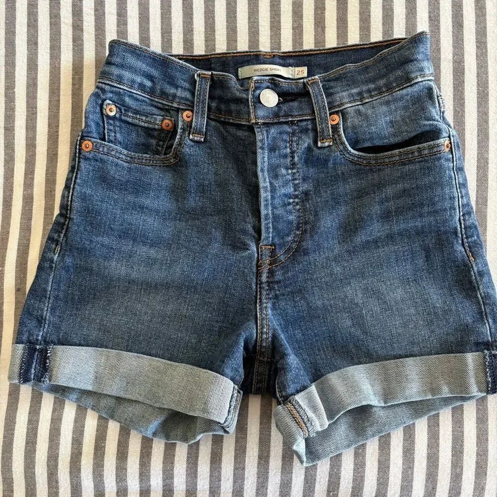 Levi’s Wedgie Shorts Size 25